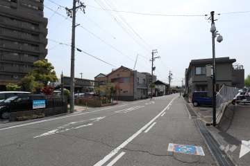 敷地南西側の前面道路（北西側から）