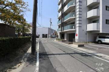 敷地南側の前面道路（東側から）