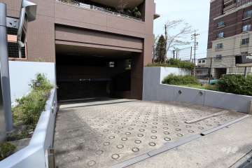 駐車場の出入口（リングシャッター付き）