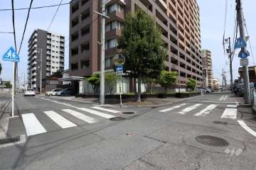 敷地南西側と南東側の前面道路（南東側から）