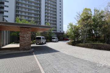 エントランス前のロータリー（車寄せ）