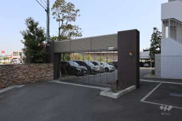 駐車場の出入り口（リングシャッター付き）・敷地内駐車場（屋外平面式、自走式立体）