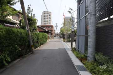 敷地北西側の前面道路（南西側から）