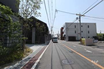 敷地南西側の前面道路（北西側から）