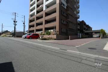 敷地南側と東側の前面道路（南東側から）