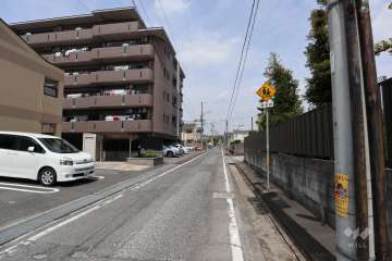 敷地東側の前面道路（南側から）