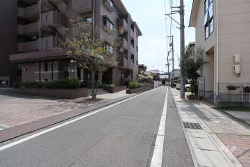 敷地西側の前面道路（北側から）
