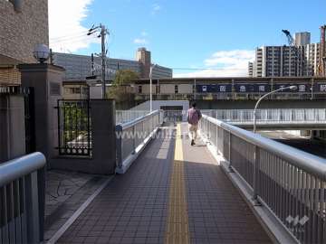 エントランスは2階にあり、駅に向かう陸橋に直結されています。