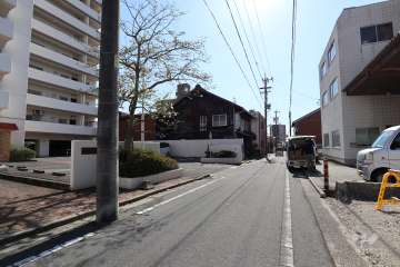 敷地北西側の前面道路（北東側から）