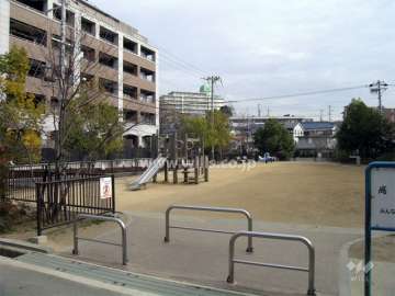 敷地の南側には公園があります。