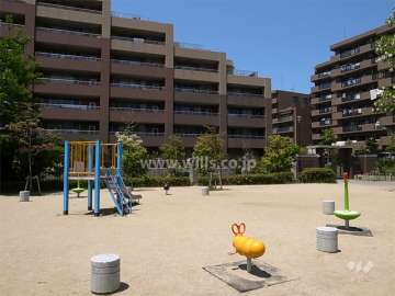 敷地東側には公園があり、そのすぐ北側には片山公園もあります。