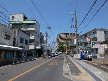 周辺は住宅の他、店舗や事務所が混在する街です。
