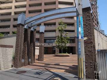 アーチの付いた敷地入口