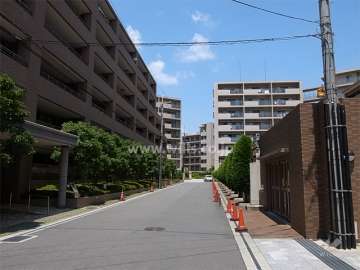 敷地南東側の前面道路。周辺はマンションが多く立ち並ぶ住宅地です。