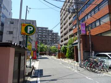 敷地南側の前面道路（東側から）