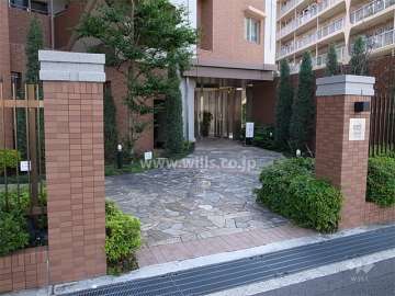 植栽の緑がきれいなエントランスアプローチ