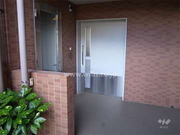 屋内にある駐輪場の入り口