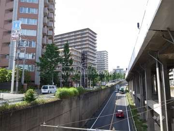 敷地の東側には新御堂筋が走っています。