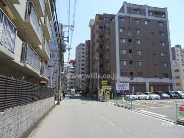 敷地北側の前面道路（西側から）
