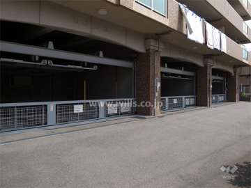 建物1階にある敷地内駐車場