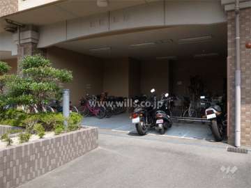 駐輪場とバイク置き場