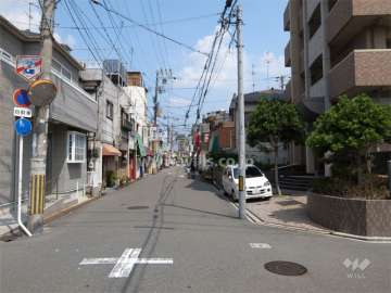 周辺には住宅の他、商店も建ち並んでいます。