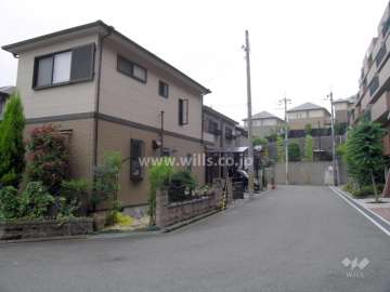 敷地の南側には一戸建てが立ち並んでいます。