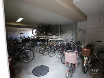 屋内にある自転車置き場