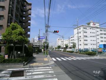 敷地の北側は二車線のバス通り