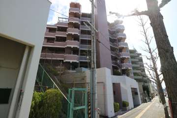 サンクタス豊中上野坂の外観（北側より）