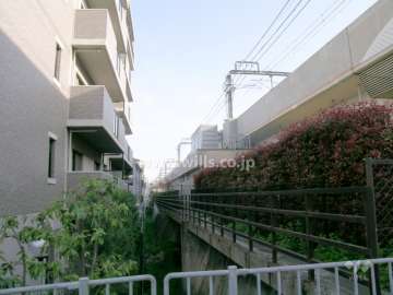 敷地の東側は阪急宝塚線（高架橋）が走っています。高架橋の下は公園になっています。