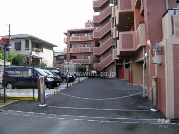 ロボットゲート付きの敷地内駐車場