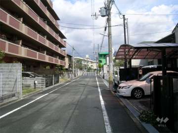 敷地南側の道路。周辺は区画の整った住宅地です。