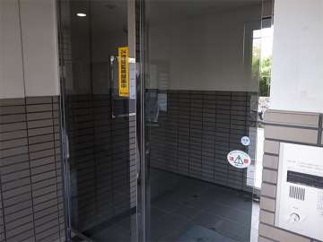 エントランスはオートロック付きです。