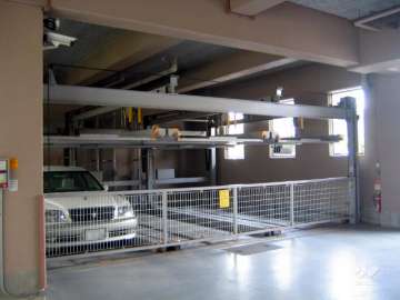 建物1階部分にある敷地内駐車場