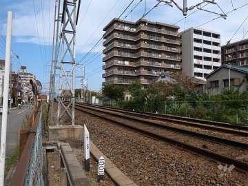 敷地の西側には阪急宝塚線が走っています。