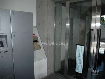 オートロックと宅配ボックスが設置されています。