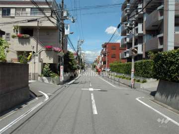 敷地南側の通り。交通量は少なく、比較的静かです。