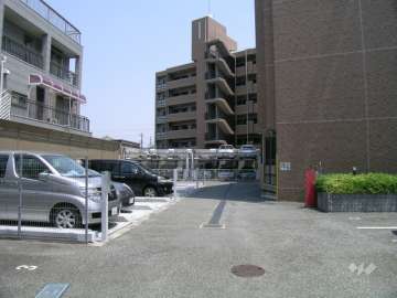 敷地内駐車場（屋外　平面式と機械式とがあります。）