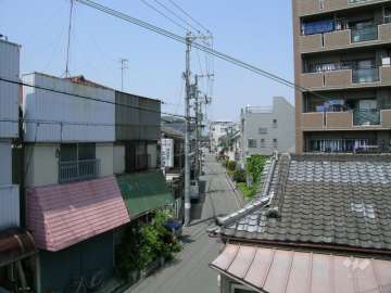 周辺は一戸建てが中心に立ち並ぶ住宅地です。