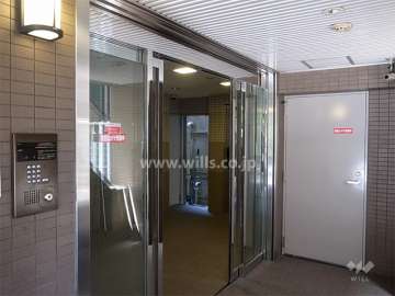 エントランスはオートロック付きです。