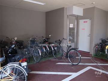 駐輪場と共用ポスト