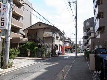 敷地南側の前面道路。すぐ東側に国道176号線が走っています。