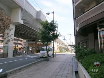敷地の北側には阪急宝塚線と国道176号線が走っています