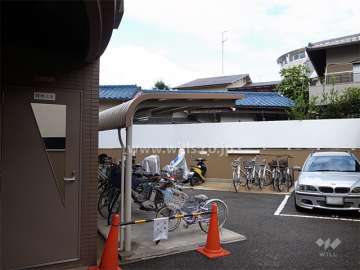 敷地北部分にある駐輪場と駐車場