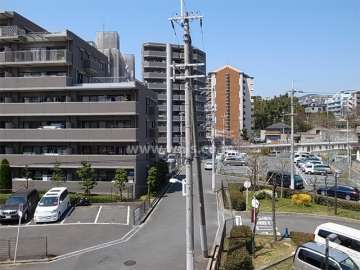 周辺は千里川沿いの静かな住宅地です。