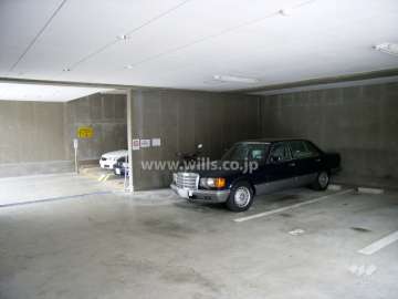 建物1階にある駐車場