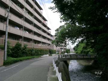 すぐ目の前には天神川が流れています。
