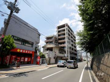 プロパレス豊中庄内西町ヴァローレの遠景。店舗や事務所が多く立ち並んでいます。
