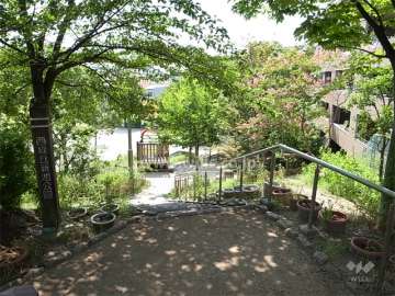 敷地の南側は公園に面しています。